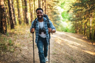 Genç adam doğa yürüyüşünü sever..