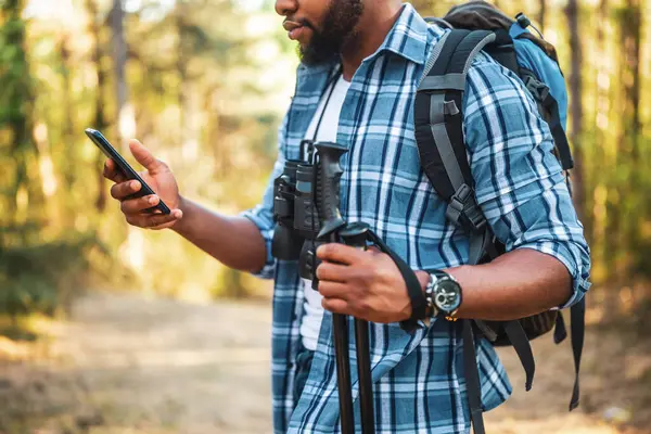 Jeune Homme Aime Randonnée Utilisation Téléphone Portable Dans Nature Photo De Stock