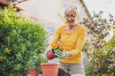 Bahçesinde bahçıvanlığın kutlu olsun. Çiçek dikiyor..
