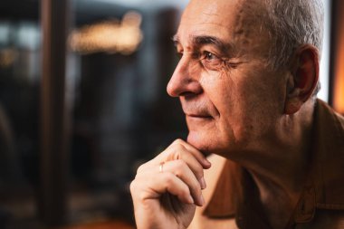 İçerik portresini kapat kıdemli düşünme ve akşam kafede otururken gözlerini kaçırma..