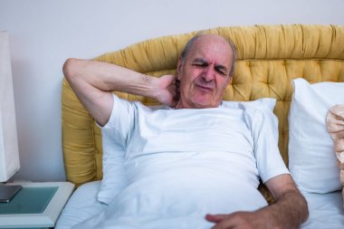 Son sınıf öğrencisi sabah erken kalktıktan sonra evinde yatarken boynu ağrıyormuş..