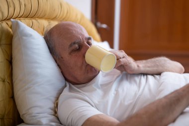 Pijamalı rahat bir son sınıf öğrencisiydim. Yatakta uzanıp, sabah kahvesini yudumluyordum..