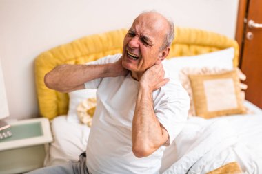 Son sınıf öğrencisi sabah yatak odasında uyandıktan sonra çok acı çekiyor..