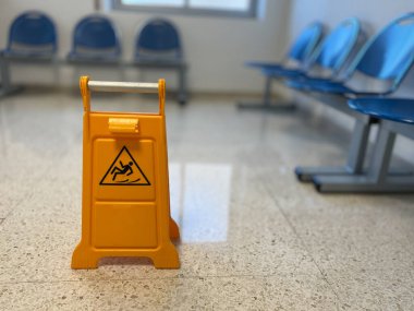 Ofisteki ıslak zeminde kaygan tabela var.