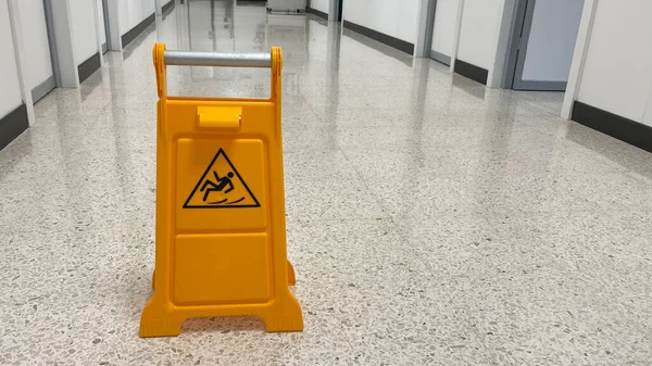 Ofisteki ıslak zeminde kaygan tabela var.