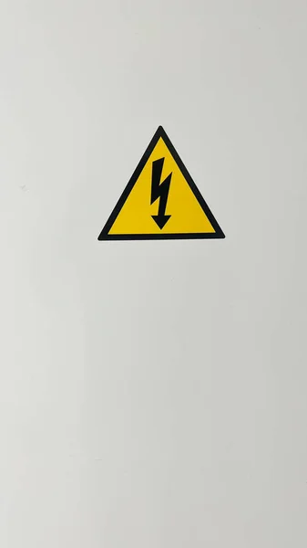 Beyaz Arkaplanda Işık Kutusu Kapısında Yüksek Voltaj Sembolü — Stok fotoğraf