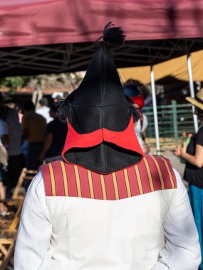 Geleneksel Tenerife kıyafetleri olan insanlar adanın tipik dansları sırasında