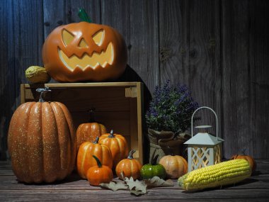 Cadılar Bayramı balkabağı başlıklı fener mumlu bir balkabağı ahşap arka planda