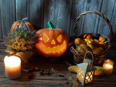 Cadılar Bayramı balkabağı başlıklı fener mumlu bir balkabağı ahşap arka planda