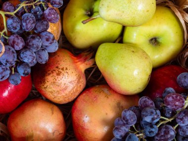Sonbahar hala hayattır. Tahta masada farklı meyveler, sebzeler ve balkabağı.