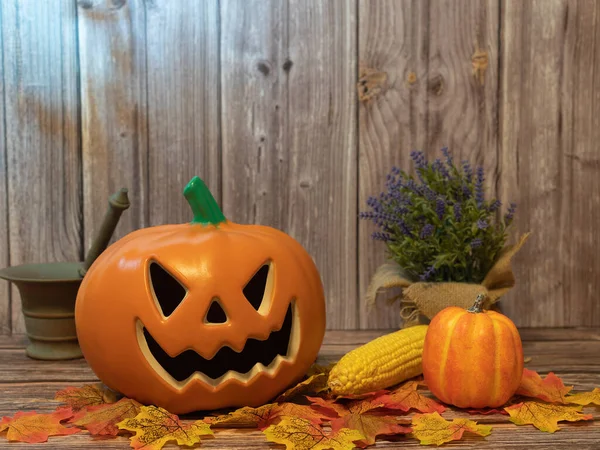 Cadılar Bayramı balkabağı başlıklı fener mumlu bir balkabağı ahşap arka planda