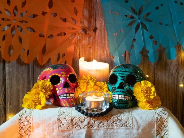 墨西哥死者纪念日用骷髅 祭品和鲜花组成的传统祭坛 — 图库照片
