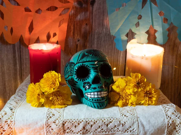 두개골 꽃으로 멕시코 날을위한 전통적인 제단의 — 스톡 사진