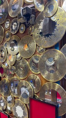 Mısır pazarında el yapımı aynalar satılıyor.