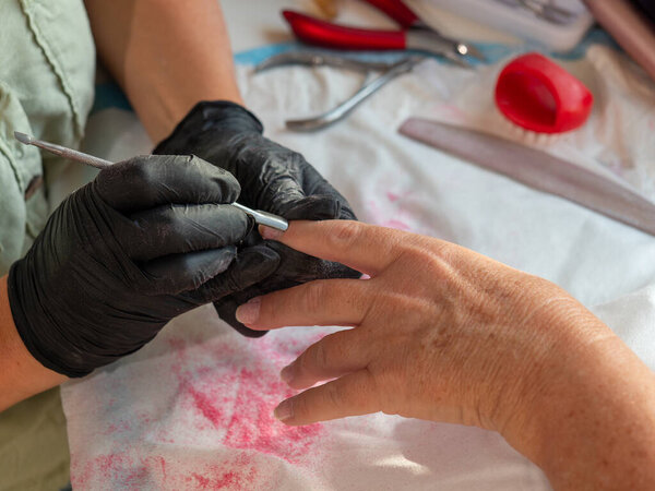 Маникюр женщина удаление кутикулы с удалением кутикулы для постоянного ногтевой краски