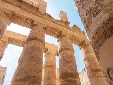 Teb 'deki Karnak Tapınağı' nda tanrı Ammun 'un büyük sütunlarıyla Hipostyle Salonu, Amun' a adanmıştır.