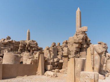 Kraliçe Hatshepsut Obelisk Karnak Mısır 'daki Amun Tapınağı' nın çevresinde.