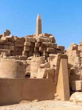 Kraliçe Hatshepsut Obelisk Karnak Mısır 'daki Amun Tapınağı' nın çevresinde.