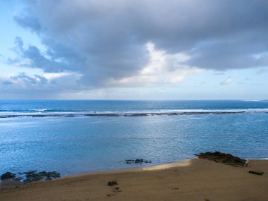 Plajın panoramik manzarası Playa Las Canteras, Las Palmas de Gran Canaria İspanya