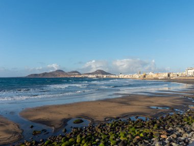 Plajın panoramik manzarası Playa Las Canteras, Las Palmas de Gran Canaria İspanya