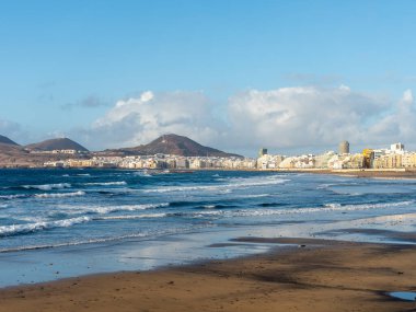 Plajın panoramik manzarası Playa Las Canteras, Las Palmas de Gran Canaria İspanya