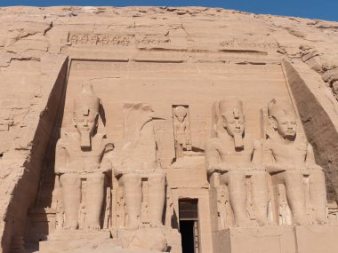 Ön cephe ve 2. Ramses Tapınağı 'ndan Firavun Ramses II' nin dört figürü Egiypt, Abu Simbel