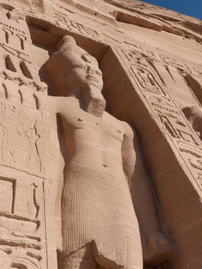 Mısır 'ın Hathor Tapınağı olarak bilinen Nefertari Tapınağı' nın büyük figürlerinin cephesi.