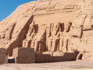 Ön cephe ve 2. Ramses Tapınağı 'ndan Firavun Ramses II' nin dört figürü Egiypt, Abu Simbel