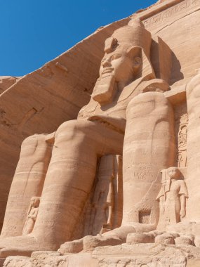 Ön cephe ve 2. Ramses Tapınağı 'ndan Firavun Ramses II' nin dört figürü Egiypt, Abu Simbel