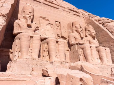 Ön cephe ve 2. Ramses Tapınağı 'ndan Firavun Ramses II' nin dört figürü Egiypt, Abu Simbel