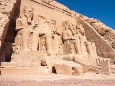 Ön cephe ve 2. Ramses Tapınağı 'ndan Firavun Ramses II' nin dört figürü Egiypt, Abu Simbel