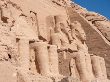 Ön cephe ve 2. Ramses Tapınağı 'ndan Firavun Ramses II' nin dört figürü Egiypt, Abu Simbel