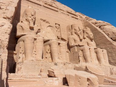 Ön cephe ve 2. Ramses Tapınağı 'ndan Firavun Ramses II' nin dört figürü Egiypt, Abu Simbel