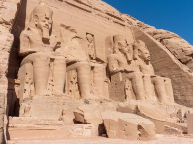 Ön cephe ve 2. Ramses Tapınağı 'ndan Firavun Ramses II' nin dört figürü Egiypt, Abu Simbel