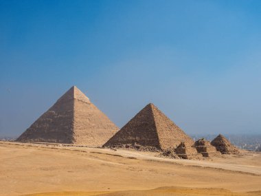El Kahire 'de Giza Piramidi, Keops ve Kefren panoramik manzara