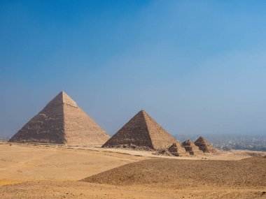 El Kahire 'de Giza Piramidi, Keops ve Kefren panoramik manzara