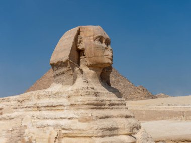 Giza 'nın büyük sfenksi El Kahire' deki kireç taşı kayalara yontulmuş.
