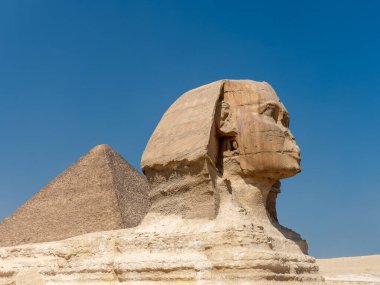 El Kahire 'deki Kefren Piramidinin yanındaki kireçtaşı kayaya oyulmuş Giza' nın büyük sfenksinin panoramik görüntüsü