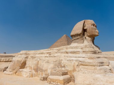 Giza 'nın büyük sfenksi El Kahire' deki kireç taşı kayalara yontulmuş.