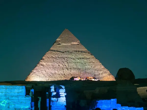 Giza Piramidinin Işıklandırılması Panoramik Manzarası, El Kahire 'deki gece ışığı gösterisi sırasında Kefren
