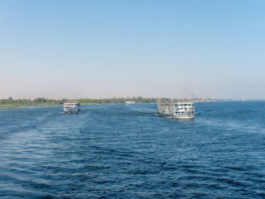 Mısır 'daki büyük Nil Nehri' nde birkaç motorlu yolcu gemisi yelken açıyor.