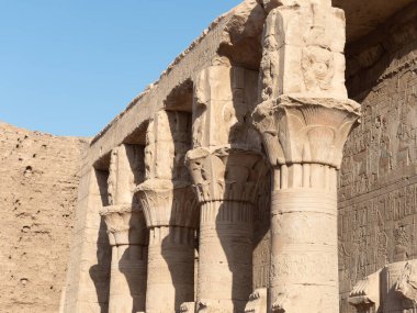 Edfu Mısır 'daki tanrı Horus' un iç avlu tapınağının ön cephesi.