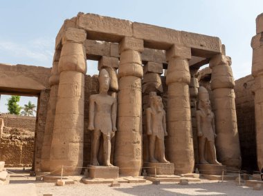 Tapınağın panoramik görüntüsü ve Mısır 'daki Luxor sütunları