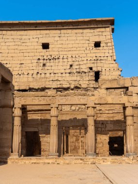 Tapınağın panoramik görüntüsü ve Mısır 'daki Luxor sütunları