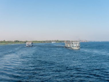 Mısır 'daki büyük Nil Nehri' nde birkaç motorlu yolcu gemisi yelken açıyor.