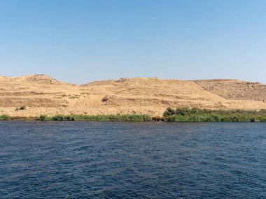 Büyük Nil Nehri 'nin zengin kıyısının kırsal bir görüntüsü.