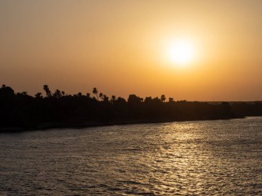 Büyük Nil Nehri 'ndeki Mısır gezisi sırasında gün batımı manzarası