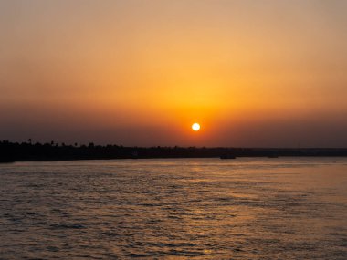 Büyük Nil Nehri 'ndeki Mısır gezisi sırasında gün batımı manzarası