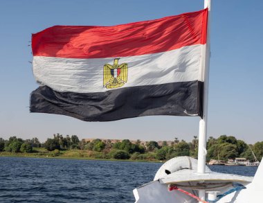 Mısır bayrağının büyük Nil Nehri 'nde yelken açan bir tekneden sallanışı.