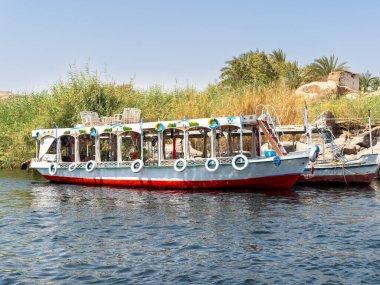 Geleneksel Mısır turist teknesi Mısır 'daki büyük Nil Nehri' nde yelken açıyor..